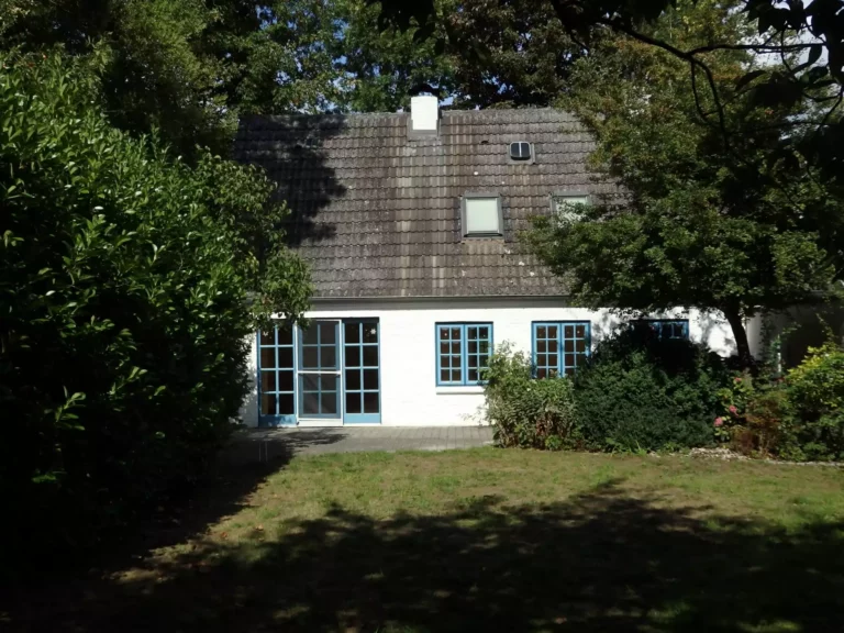 Hausansicht mit Terrasse