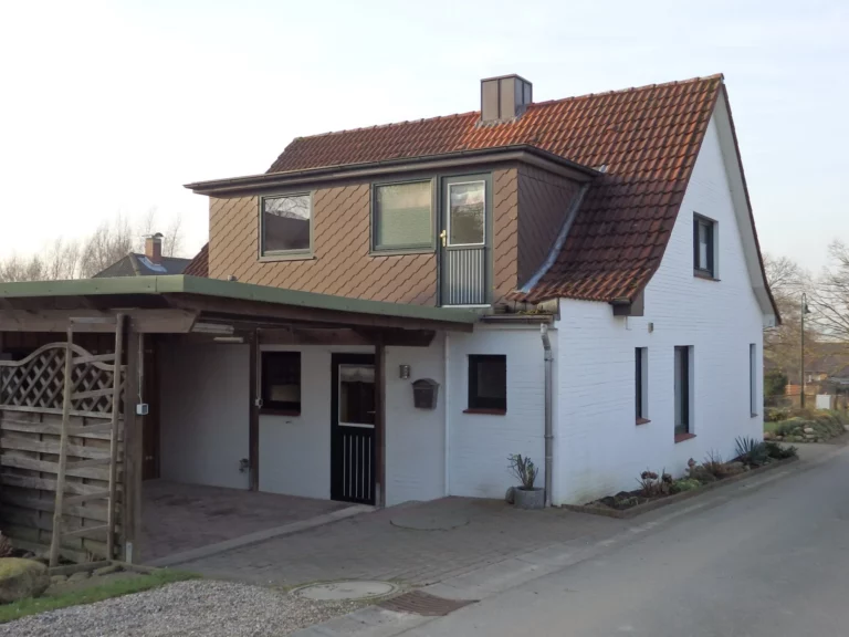 Hausansicht/Carport